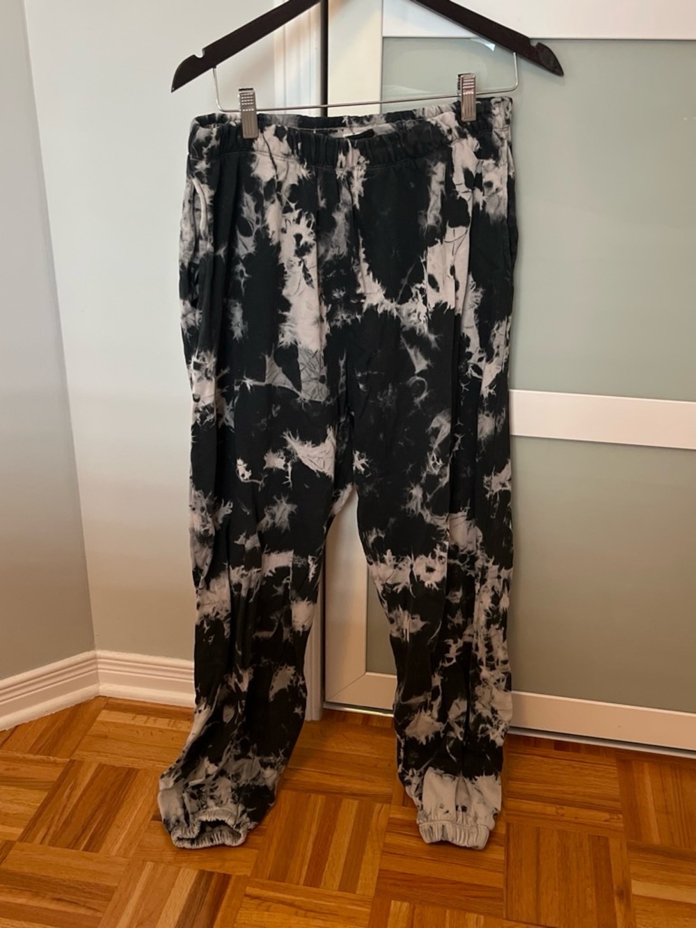 Black & Gray Tie-Dye Women's Jogger Pants